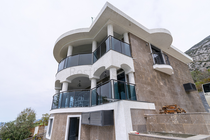 فيلا 4+1 في منطقة محمودلار 