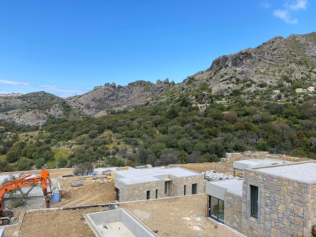 فيلات حجرية تطل على البحر وقرية 