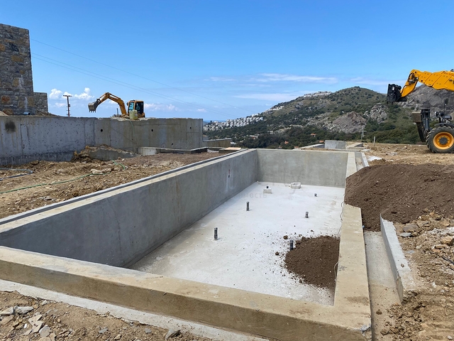 فيلات حجرية تطل على البحر وقرية 