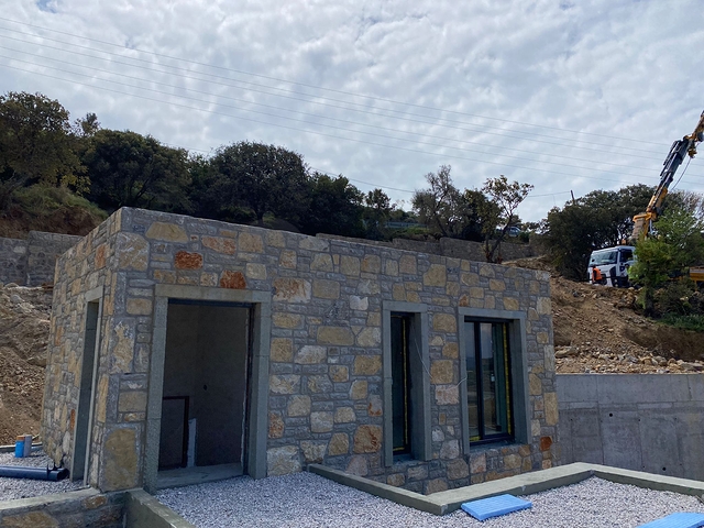 فيلات حجرية تطل على البحر وقرية 