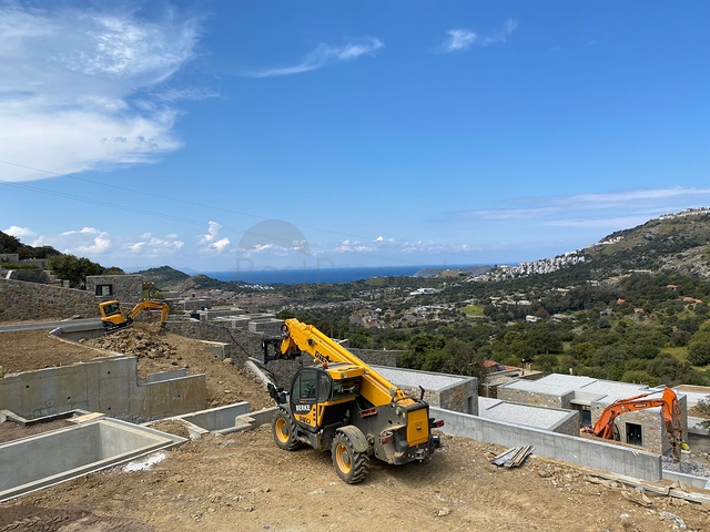 فيلات حجرية تطل على البحر وقرية 