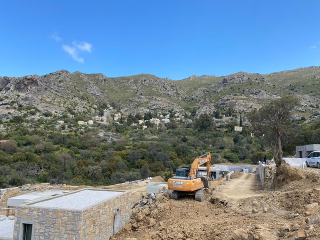 فيلات حجرية تطل على البحر وقرية 