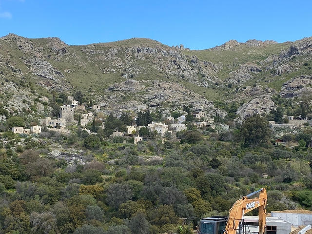 فيلات حجرية تطل على البحر وقرية 