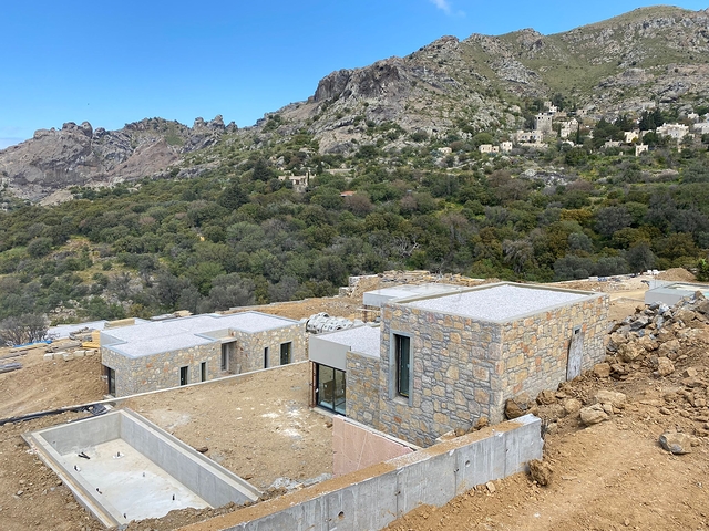 فيلات حجرية تطل على البحر وقرية 