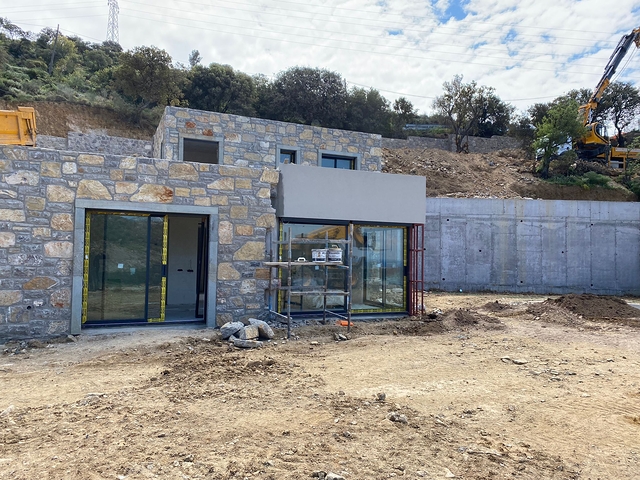 فيلات حجرية تطل على البحر وقرية 