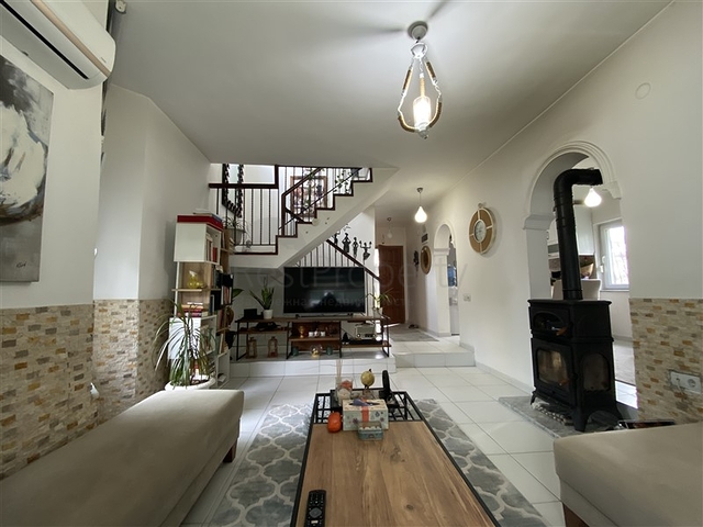 فيلا فسيحة 3 + 1 على بعد 250 متر من البحر في منطقة كوناكلي