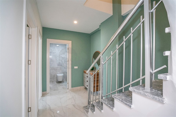 بنتهاوس 2+1 في منطقة كستل ، على بعد 350 متر فقط من البحر 