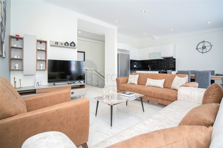 بنتهاوس 2+1 في منطقة كستل ، على بعد 350 متر فقط من البحر 