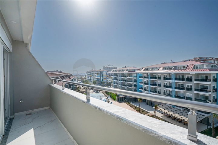 بنتهاوس 2+1 في منطقة كستل ، على بعد 350 متر فقط من البحر 