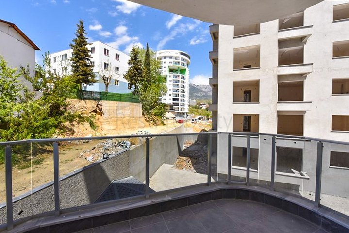 شقة 1+1 في مجمع جديد بدون بنية تحتية في منطقة محمودلار