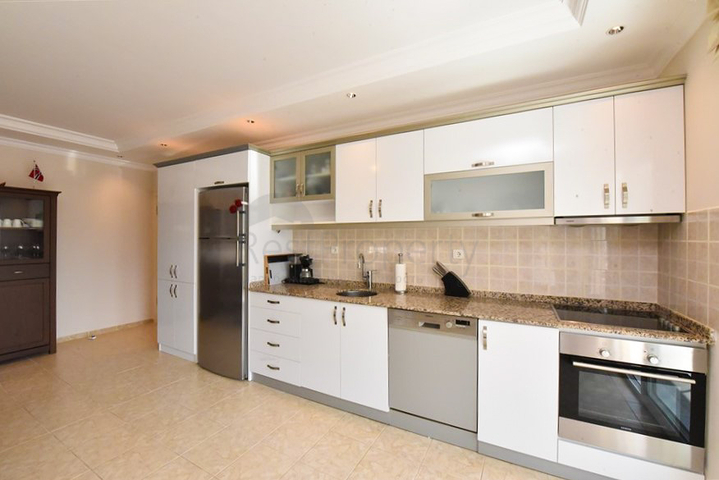 شقة كبيرة مطلة على البحر 2 + 1