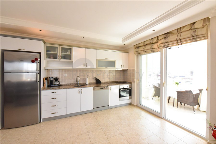 شقة كبيرة مطلة على البحر 2 + 1