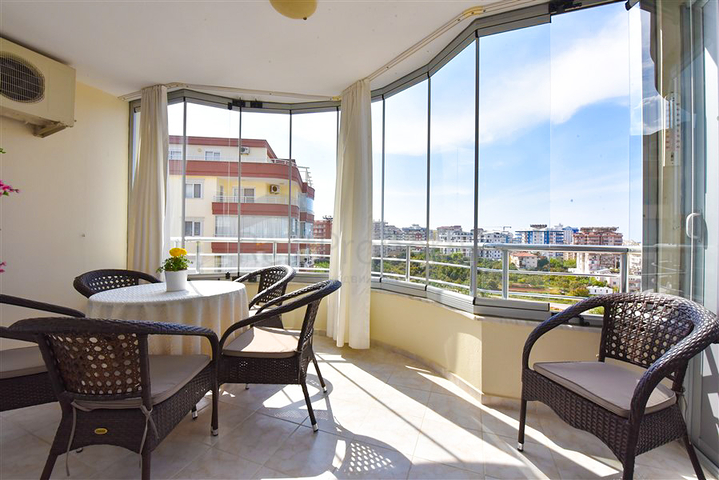 شقة كبيرة مطلة على البحر 2 + 1