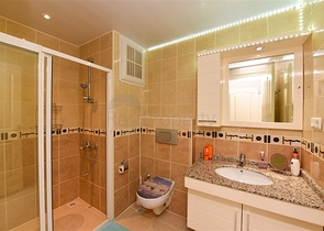 شقة كبيرة مطلة على البحر 2 + 1