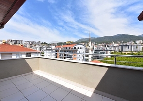 بنتهاوس 4 + 1 مع مطبخ منفصل في منطقة أوبا