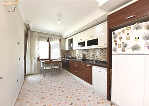 بنتهاوس 4 + 1 مع مطبخ منفصل في منطقة أوبا