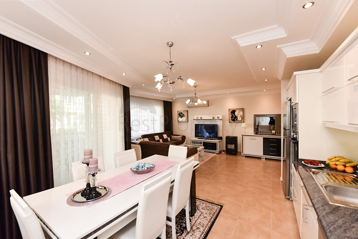 شقة فسيحة 2 + 1 على بعد 150 متر فقط من البحر في منطقة أوبا