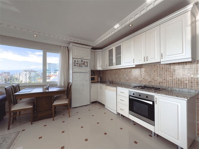 شقة من غرفتي نوم في منطقة محمودلار مع إطلالات على البحر والجبل