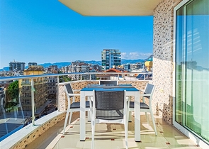 شقة من غرفتي نوم في منطقة محمودلار مع إطلالات على البحر والجبل