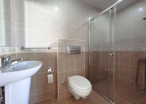 شقة من غرفتي نوم في منطقة محمودلار مع إطلالات على البحر والجبل