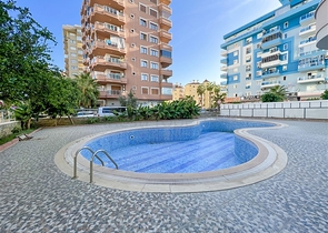 شقة من غرفتي نوم في منطقة محمودلار مع إطلالات على البحر والجبل