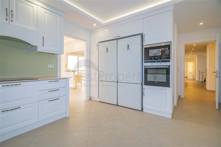 فيلا فسيحة من طابقين مع إطلالات بانورامية على البحر الأبيض المتوسط