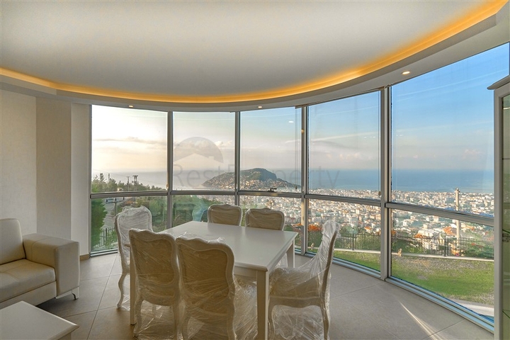 فيلا فسيحة من طابقين مع إطلالات بانورامية على البحر الأبيض المتوسط