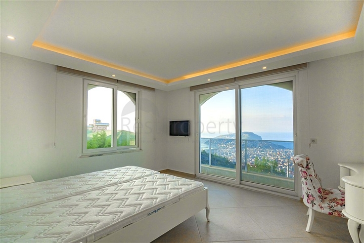 فيلا فسيحة من طابقين مع إطلالات بانورامية على البحر الأبيض المتوسط