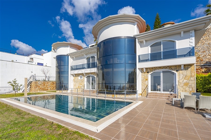 فيلا فسيحة من طابقين مع إطلالات بانورامية على البحر الأبيض المتوسط