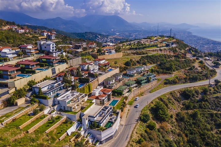 فيلا فسيحة من طابقين مع إطلالات بانورامية على البحر الأبيض المتوسط