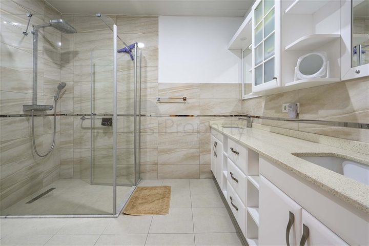 فيلا فسيحة من طابقين مع إطلالات بانورامية على البحر الأبيض المتوسط