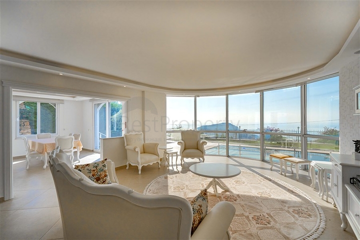 فيلا فسيحة من طابقين مع إطلالات بانورامية على البحر الأبيض المتوسط