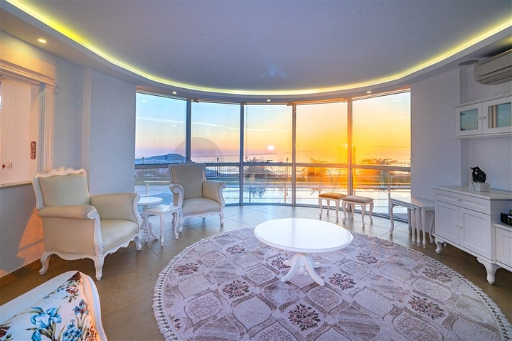 فيلا فسيحة من طابقين مع إطلالات بانورامية على البحر الأبيض المتوسط