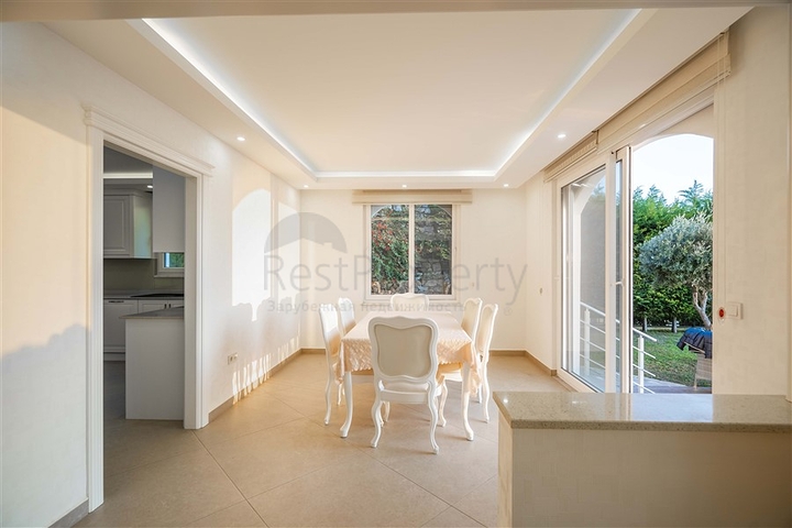 فيلا فسيحة من طابقين مع إطلالات بانورامية على البحر الأبيض المتوسط