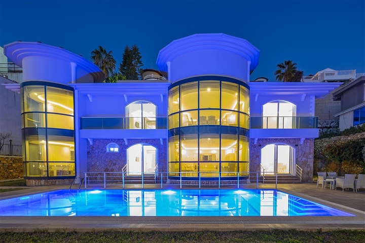 فيلا فسيحة من طابقين مع إطلالات بانورامية على البحر الأبيض المتوسط