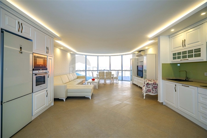 فيلا فسيحة من طابقين مع إطلالات بانورامية على البحر الأبيض المتوسط