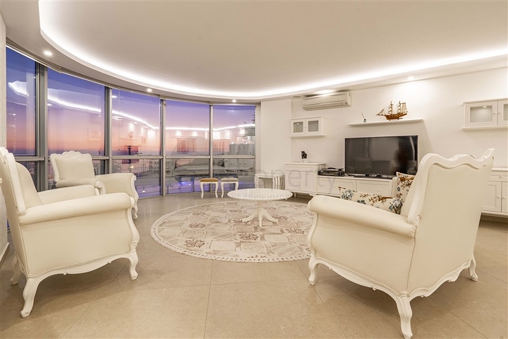 فيلا فسيحة من طابقين مع إطلالات بانورامية على البحر الأبيض المتوسط