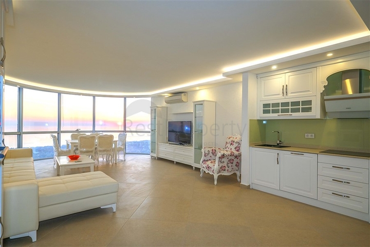 فيلا فسيحة من طابقين مع إطلالات بانورامية على البحر الأبيض المتوسط