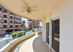 شقة فسيحة 4 + 1 على الساحل الأول في منطقة أوبا