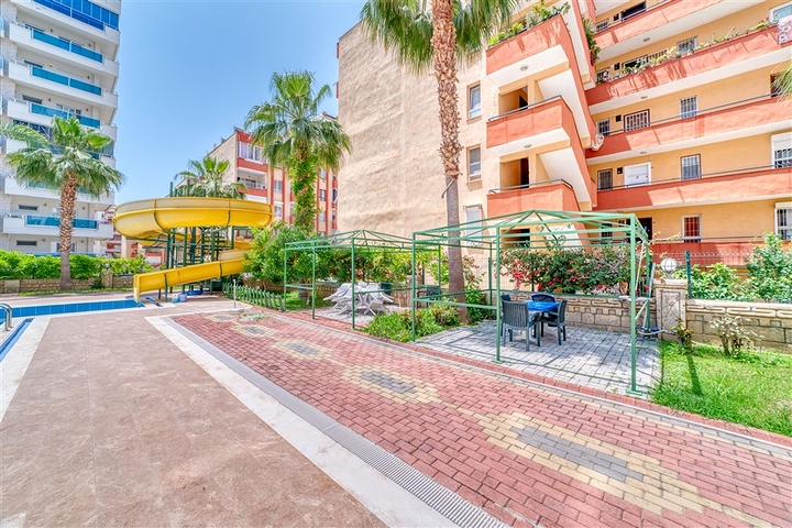 شقة واسعة في منطقة محمودلار تطل على البحر والجبل