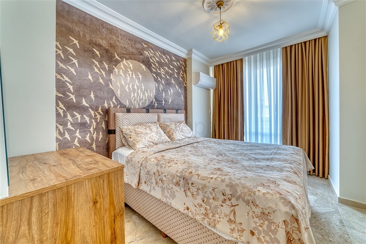 شقة واسعة في منطقة محمودلار تطل على البحر والجبل