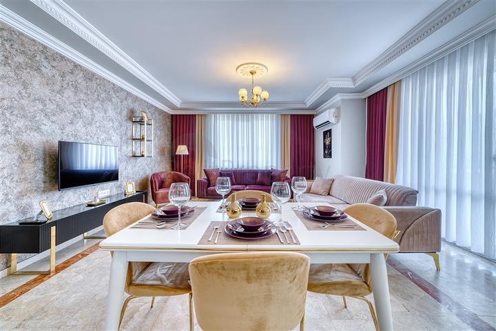 شقة واسعة في منطقة محمودلار تطل على البحر والجبل