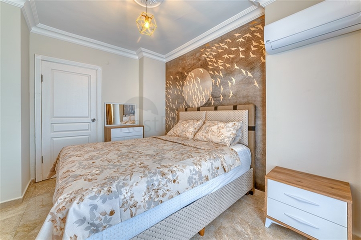 شقة واسعة في منطقة محمودلار تطل على البحر والجبل