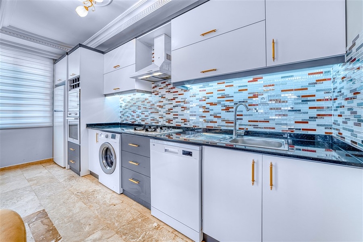 شقة واسعة في منطقة محمودلار تطل على البحر والجبل