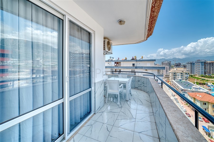 شقة واسعة في منطقة محمودلار تطل على البحر والجبل