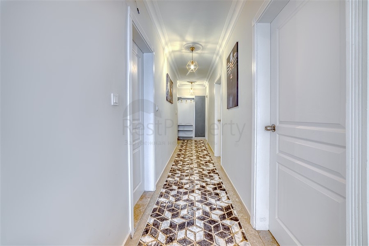 شقة واسعة في منطقة محمودلار تطل على البحر والجبل