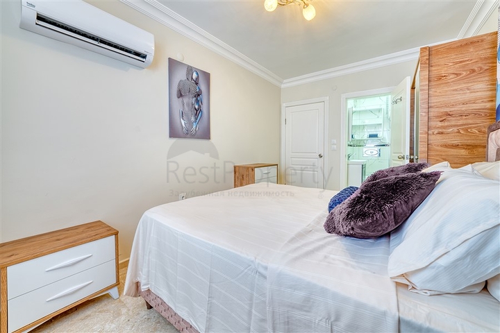 شقة واسعة في منطقة محمودلار تطل على البحر والجبل