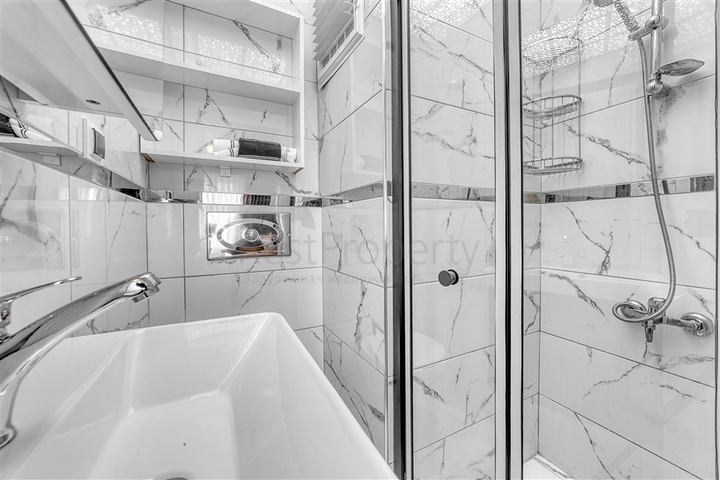 شقة واسعة في منطقة محمودلار تطل على البحر والجبل