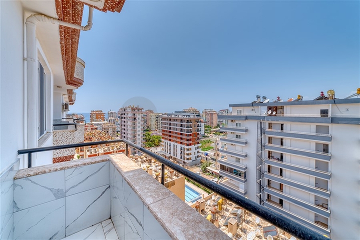 شقة واسعة في منطقة محمودلار تطل على البحر والجبل