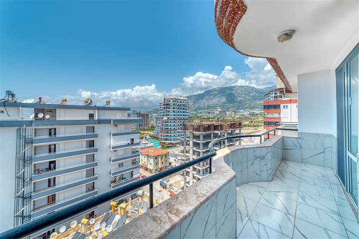 شقة واسعة في منطقة محمودلار تطل على البحر والجبل